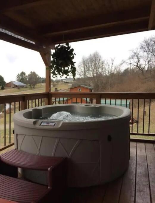 It'S Five O'Clock Here - Cozy Waterfront Cabin With A Hot Tub On The Blue Ridge Parkway! Pet Friendly Fancy Gap Exterior foto