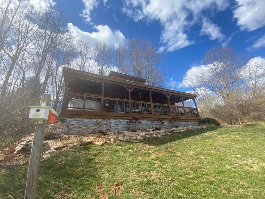 It'S Five O'Clock Here - Cozy Waterfront Cabin With A Hot Tub On The Blue Ridge Parkway! Pet Friendly Fancy Gap Exterior foto